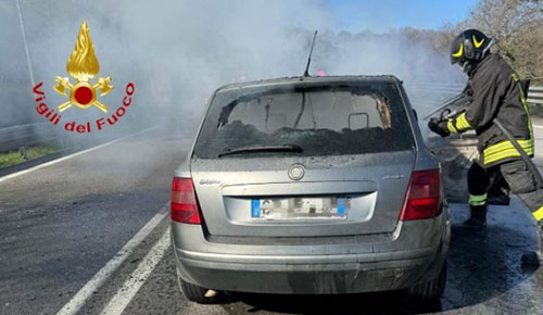 Auto distrutta dalle fiamme sulla strada Cilentana, conducente illeso