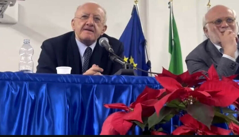 De Luca agli studenti: “In Italia è a rischio la democrazia”