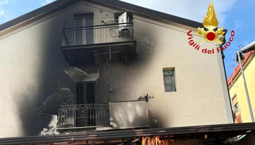In fiamme la guaina di una palazzina, evacuati i residenti: c’è un ustionato