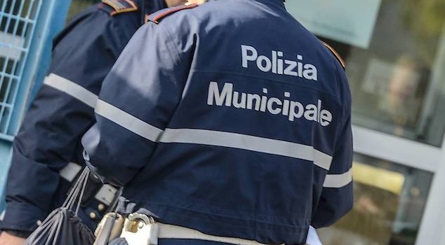 Operazione della polizia municipale al mercato di Torrione, Camion e furgoni senza assicurazione
