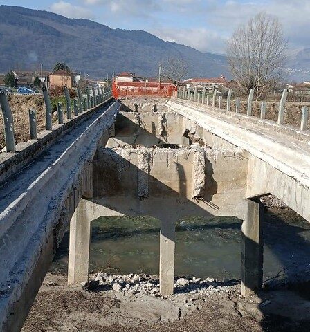 Abbattuto il ponte di Caiazzano tra Sassano e Padula