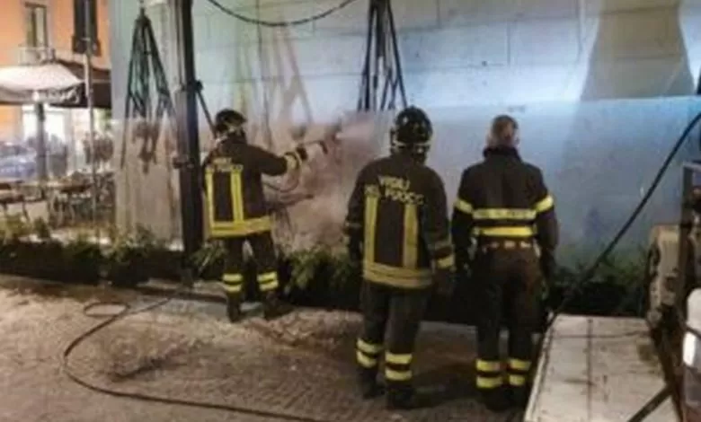 Eboli, incendiato l’ombrellone di un ristorante