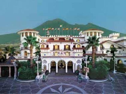 Confisca Grand hotel “La Sonrisa”, pioggia di disdette per il Castello delle Cerimonie