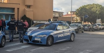 Danneggia Telecolore e semina il panico in banca, arrestato 51enne