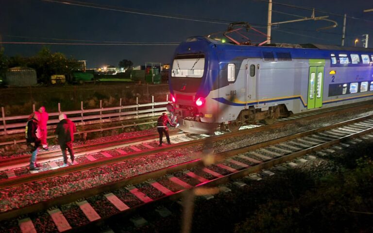 Tragedia sui binari a Bellizzi, uomo travolto da un treno