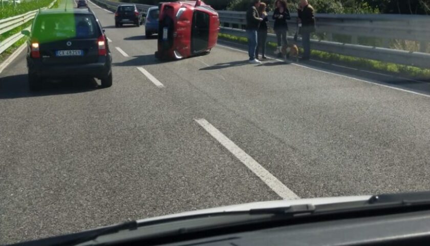 Paura in tangenziale a Salerno per un’auto che si ribalta