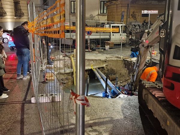 Salerno, tubazione rotta a largo Plebiscito: molte zone ancora senz’acqua fino alle 14