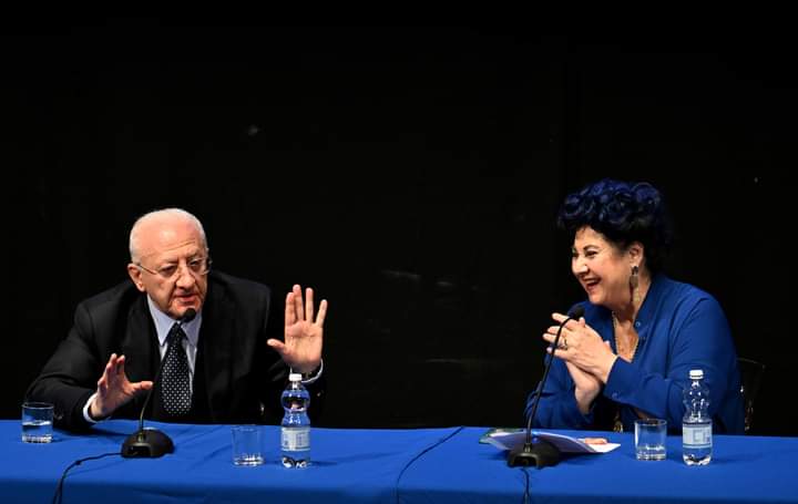 De Luca tra la folla del teatro Sannazzaro di Napoli: la dignità del Sud non è in vendita