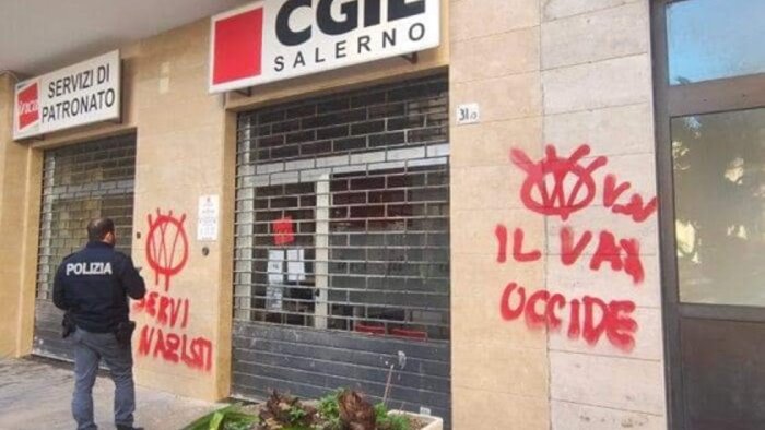 Salerno, attacco no vax alla sede della Cgil