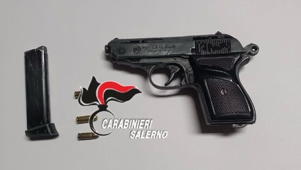 Sarno, nasconde pistola in casa: arrestato 25enne