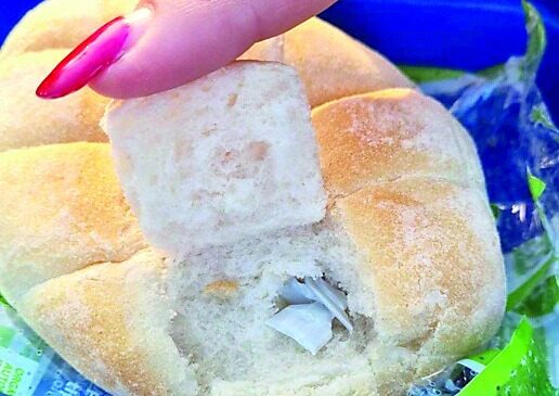 Plastica nei panini alla mensa scolastica di Battipaglia, chiusa l’attività