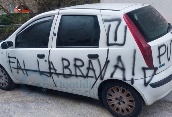 Vandalizzata con scritte auto di una ragazza di Scala: “Fai la brava”. Si indaga