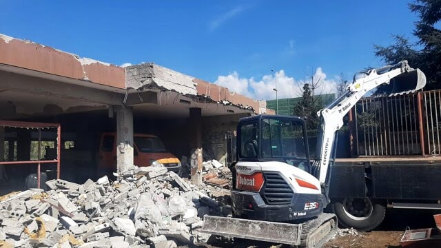Salerno, demolizione al via per ex scuola Ventre