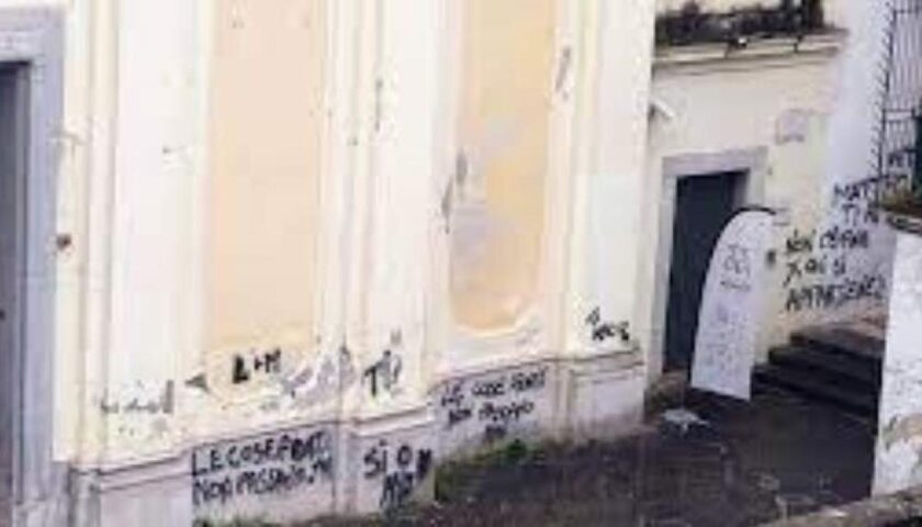 Salerno, individuate e denunciate due minorenni:  avrebbero imbrattato la facciata del complesso  Santa Sofia