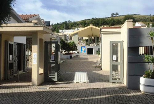 Inquietante episodio nel cimitero di Agropoli: escrementi contro una tomba