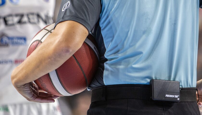 Calci e testate all’arbitro: sospesi i campionati regionali di Pallacanestro