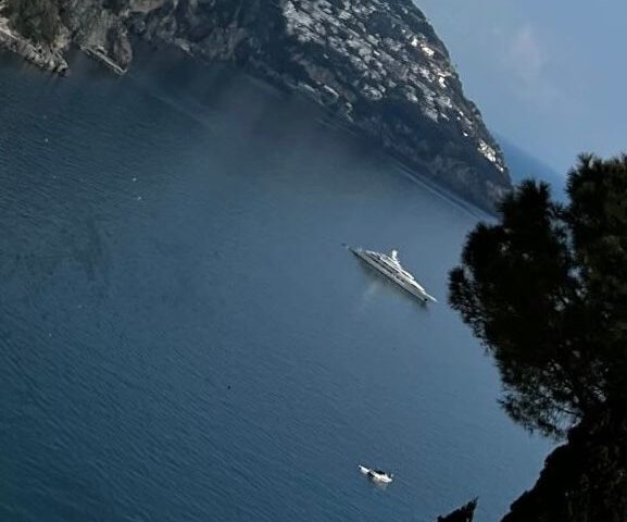 In costa d’Amalfi arriva il mega yacht “RoMa” di 62 metri e inaugura la stagione turistica