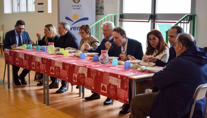 Salerno, da ieri menù più sani nelle mense. Sindaco Napoli a pranzo alla Matteo Mari