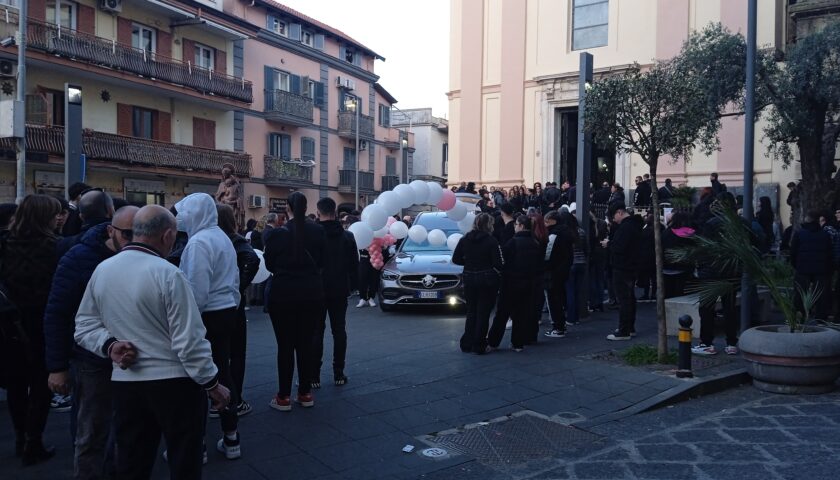 Morte a scuola, palloncini e applausi per l’estremo saluto alla 14enne Maria