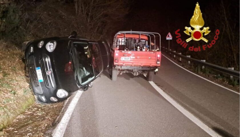 Futani, finisce fuori strada: salvato dai vigili del fuoco