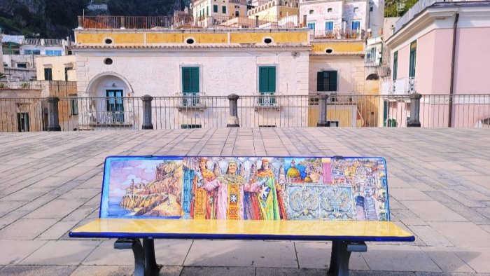 Ad Atrani panchine d’artista per raccontare la storia del borgo