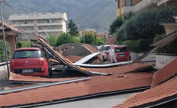Forti raffiche di vento a Pagani: tetti divelti e auto danneggiate