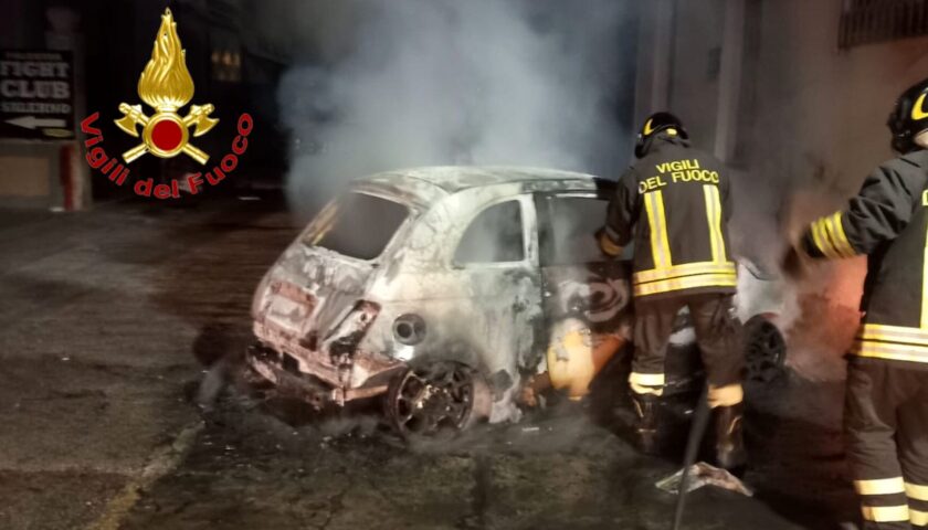 Salerno, 4 autovetture incendiate nella notte in via Parmenide. Si indaga