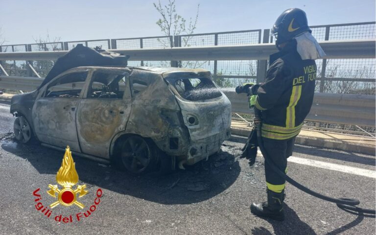 Paura in autostrada, auto a fuoco tra Vietri sul Mare e Salerno