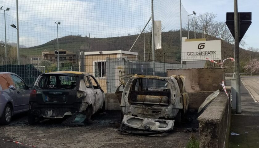 A Roccapiemonte auto incendiate nel parcheggio delle case popolari