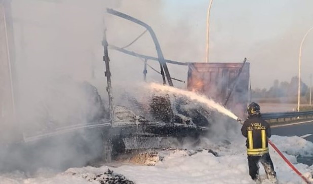 A2 AUTOSTRADA DEL MEDITERRANEO: MEZZO PESANTE IN FIAMME TRA GLI SVINCOLI DI FRATTE E SAN MANGO PIEMONTE