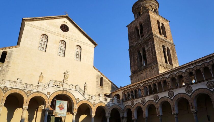 Sepolcri,  chiuso portone della Cattedrale di San Matteo