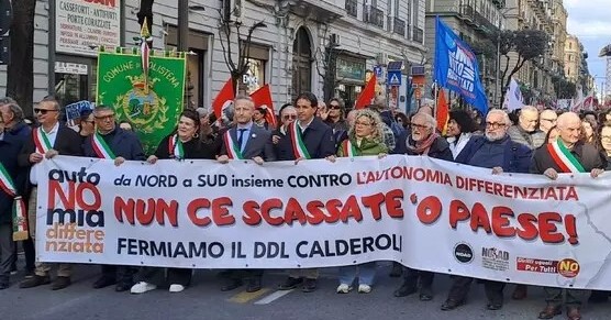Autonomia differenziata, in migliaia con i sindaci in marcia a Napoli