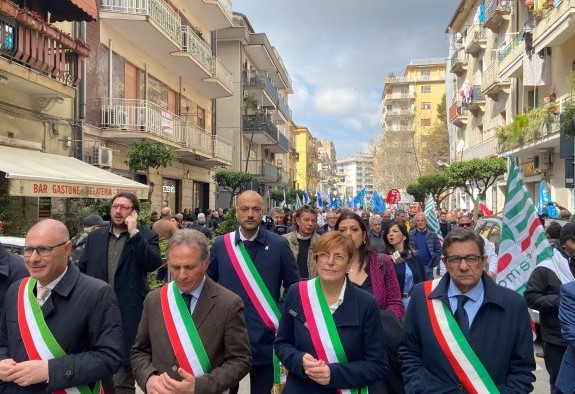 Corteo a Battipaglia per dire no allo stop dello stabilimento della Fos