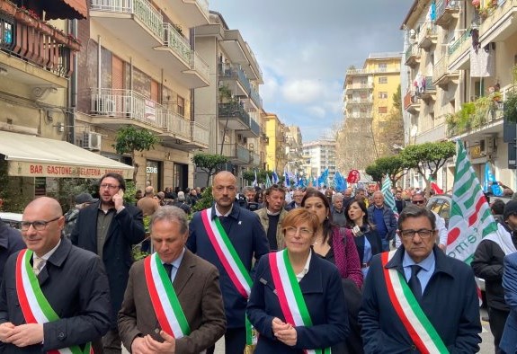 Corteo a Battipaglia per dire no allo stop dello stabilimento della Fos