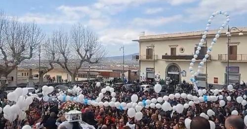 Sarno, commozione e palloncini bianchi ai funerali di Michele Annunziata