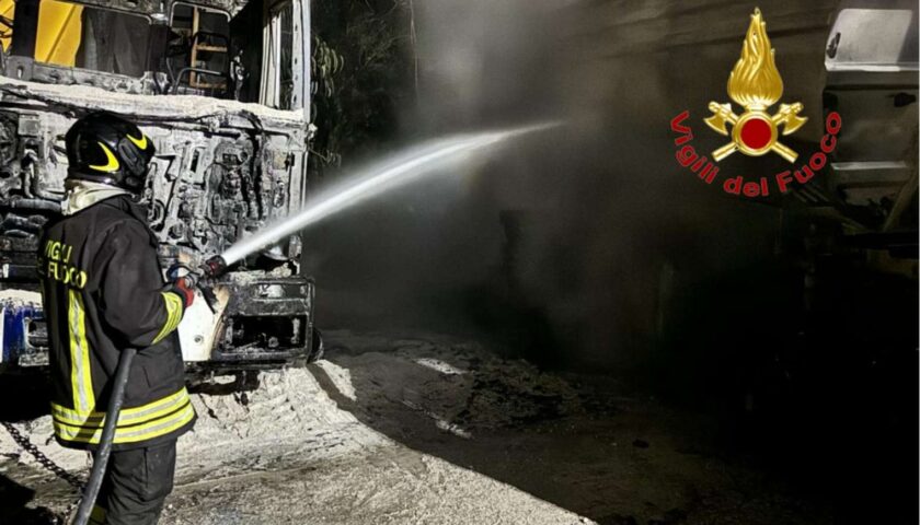 A Celle di Bulgheria automezzi distrutti dalle fiamme in una cava