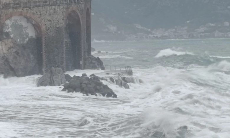 Mareggiata ad Atrani, chiuso l’accesso alla spiaggia