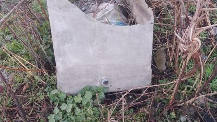 Amianto, catrame e rifiuti pericolosi vicino al fiume a Sassano