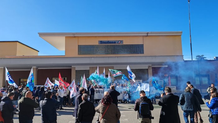 Vertenza Fos, proteste alla stazione di Battipaglia con corteo e fumogeni