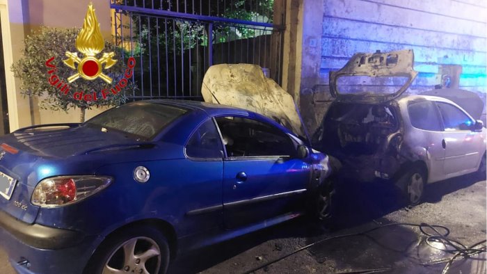 Salerno, auto a fuoco nella notte in via Bastioni