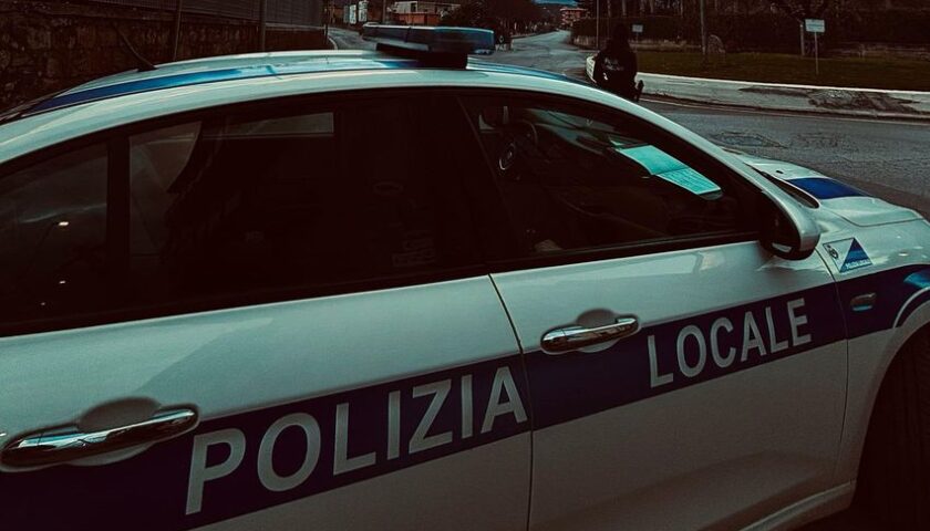 AUTO BLOCCATA SUI BINARI FERROVIARI: INTERVENTO DELLA POLIZIA LOCALE DI ROCCAPIEMONTE