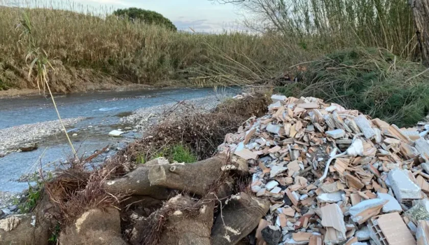 Palinuro, discarica a cielo aperto sulle sponde del fiume Lambro