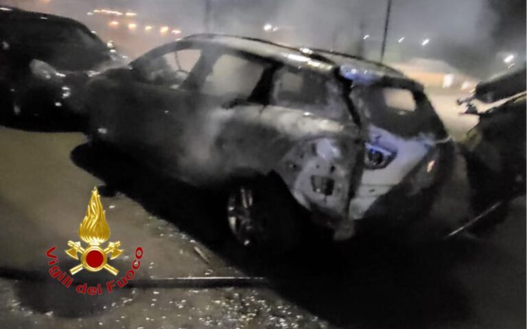 Incubo piromane per le auto incendiate nella zona orientale di Salerno