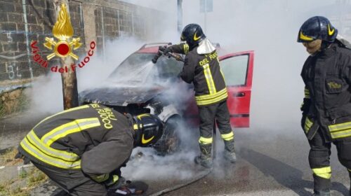 Auto a fuoco in viale San Francesco a Nocera Inferiore, donna illesa