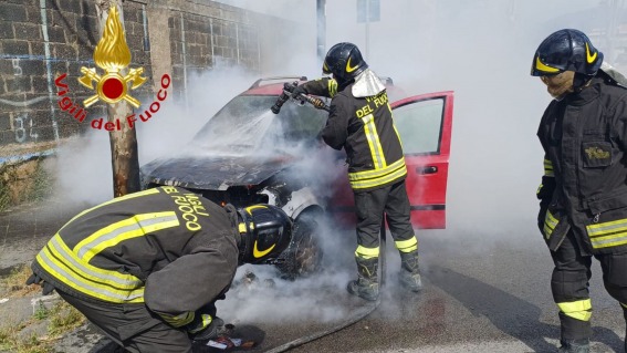 Auto a fuoco in viale San Francesco a Nocera Inferiore, donna illesa