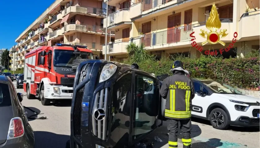 Salerno, auto si ribalta in via di Vona: conducente ferita