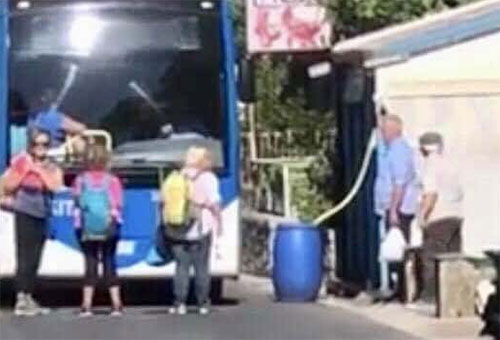Autobus di linea in panne a Capo d’Orso con 20 turisti