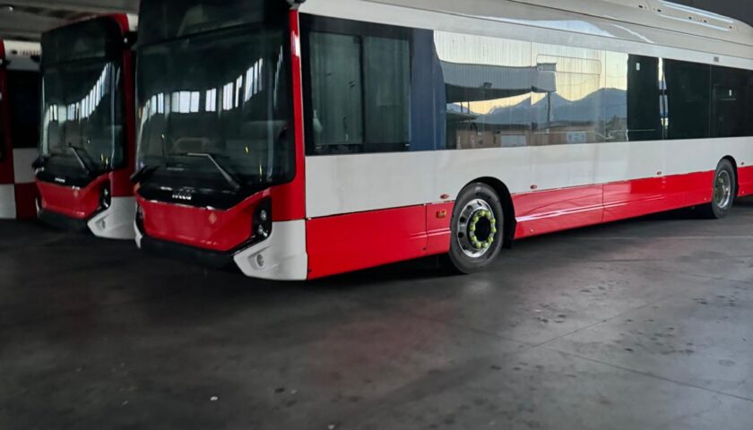 Tredici bus elettrici fermi nel deposito di Busitalia a Pagani, la denuncia dell’Ugl di categoria