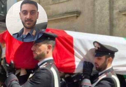 Funerale del carabiniere morto a Campagna, la fidanzata: “Non smetterò mai di parlare con te”