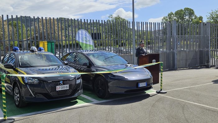 Operative ad Agropoli le prime colonnine elettriche per i veicoli della Guardia di finanza